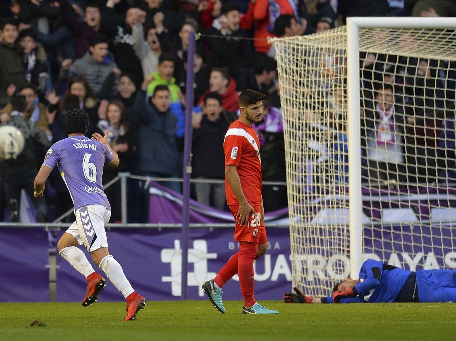 Luismi, ex jugador sevillista y ahora en las filas del Valladolid, celebra su gol ante Berrocal y con un vencido Juan Soriano de fondo.