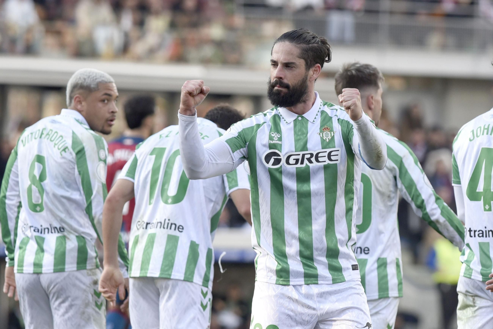 Isco celebra con rabia su gran gol al Huesca.