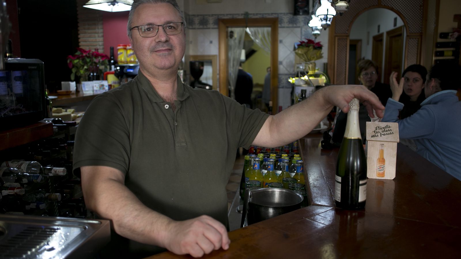 Carlos Godoy posa en su bar