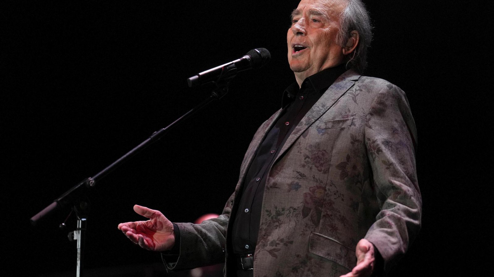 Serrat  durante el concierto en que dijo el adiós definitivo a los escenarios, el pasado diciembre.