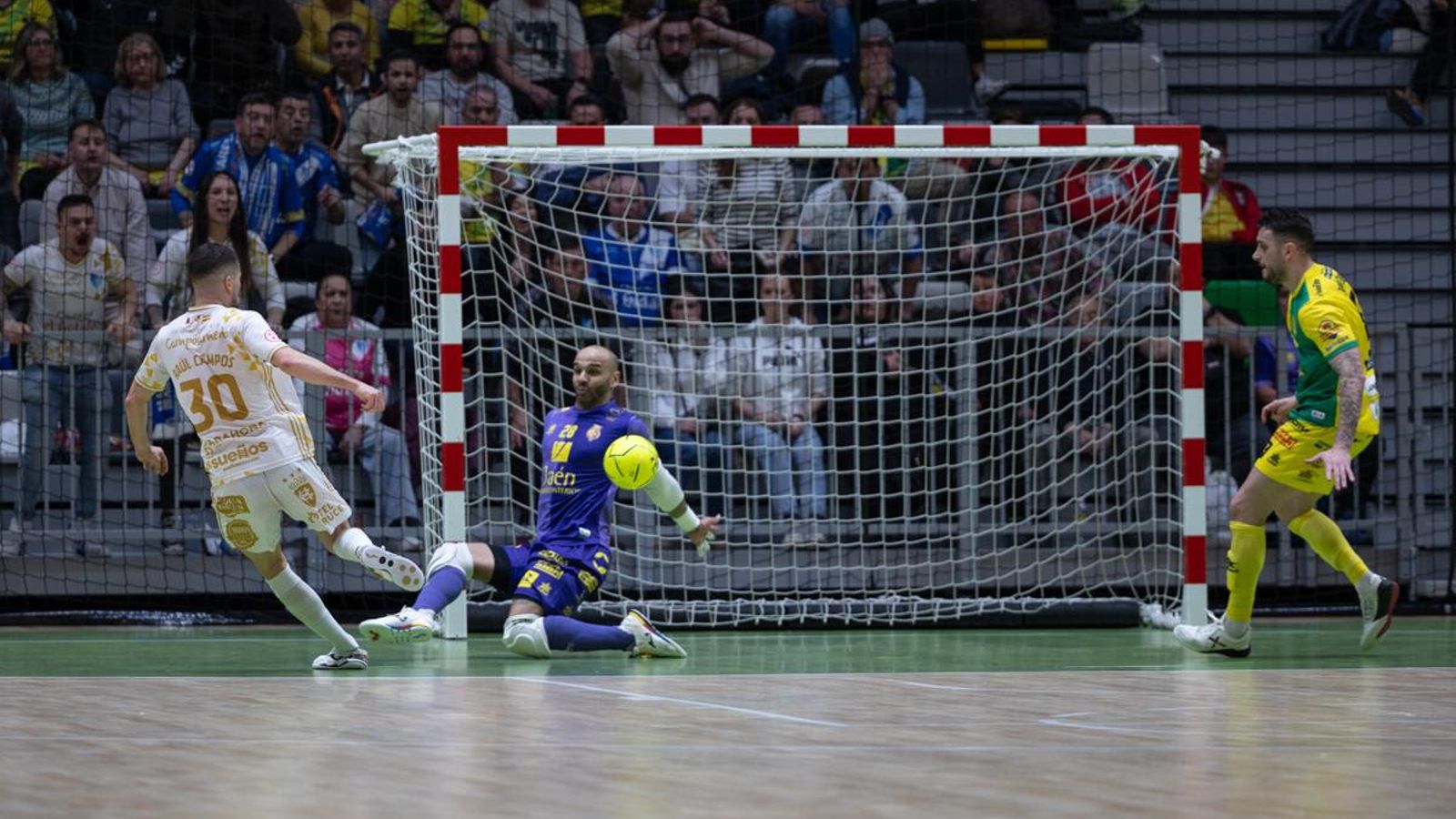 Duda evita un tanto ante Quesos El Hidalgo Manzanares.