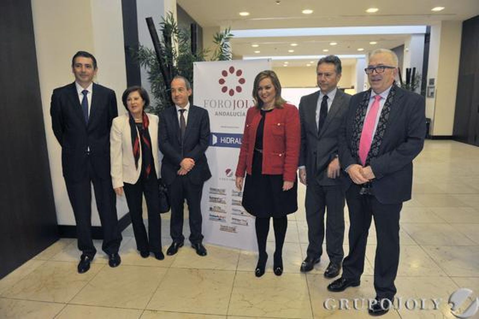 Ramiro Angulo, director general de Emagrasa; María José Sánchez Rubio, consejera de Igualdad, Salud y Políticas Sociales; Javier Segovia, director general de Hidralia; María Jesús Serrano; José Joly, presidente del Grupo Joly, y José Sánchez Maldonado, consejero de Economía, Innovación, Ciencia y Empleo.

Foto: Juan Carlos Vázquez / Manuel Gómez