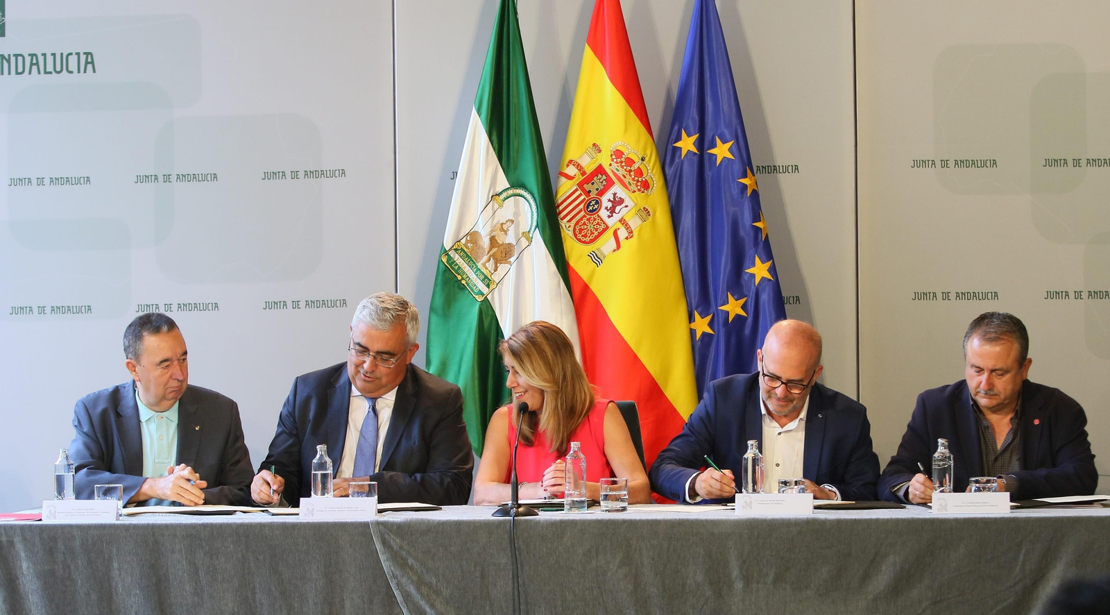 La Junta y los sindicatos firman el acuerdo de las 35 horas semanales en Andalucía.