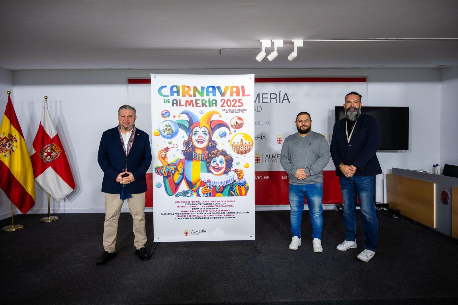 El concejal Diego Cruz junto a José González Bisbal y José Luis Jaén, pregonero del Carnaval.