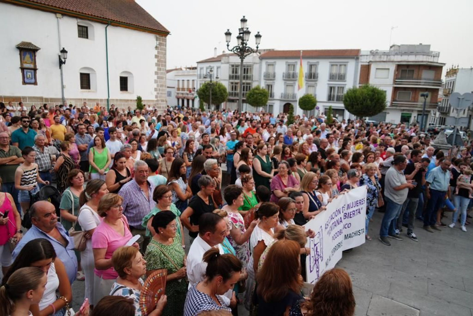 Concentración multitudinaria en Villanueva de Córdoba contra la violencia machista, en imágenes