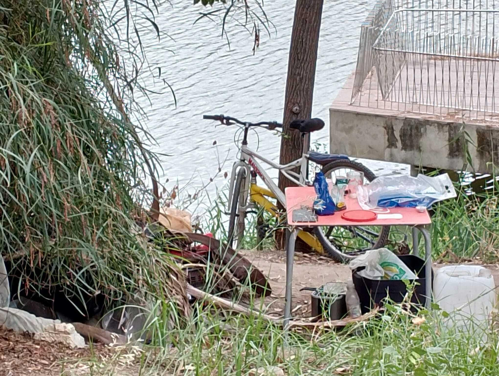 Una de las chabolas en la calle Betis junto al río.
