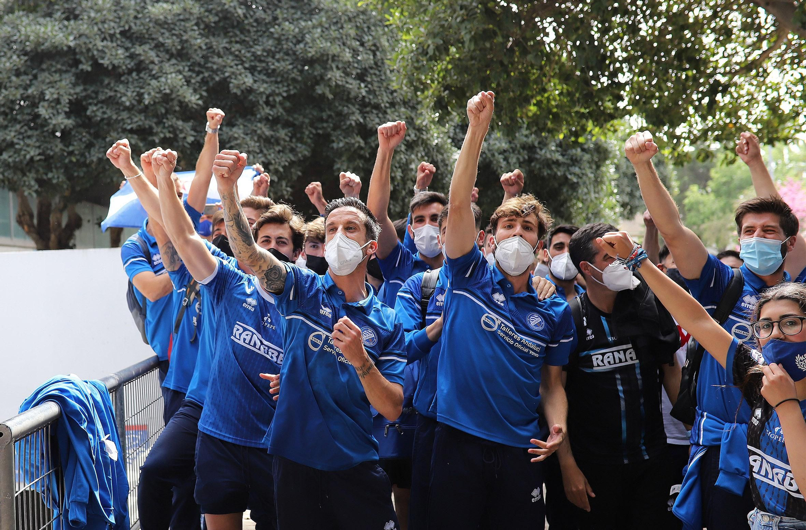 Así ha sido el recibimiento de la afición del Xerez DFC al campeón del grupo.