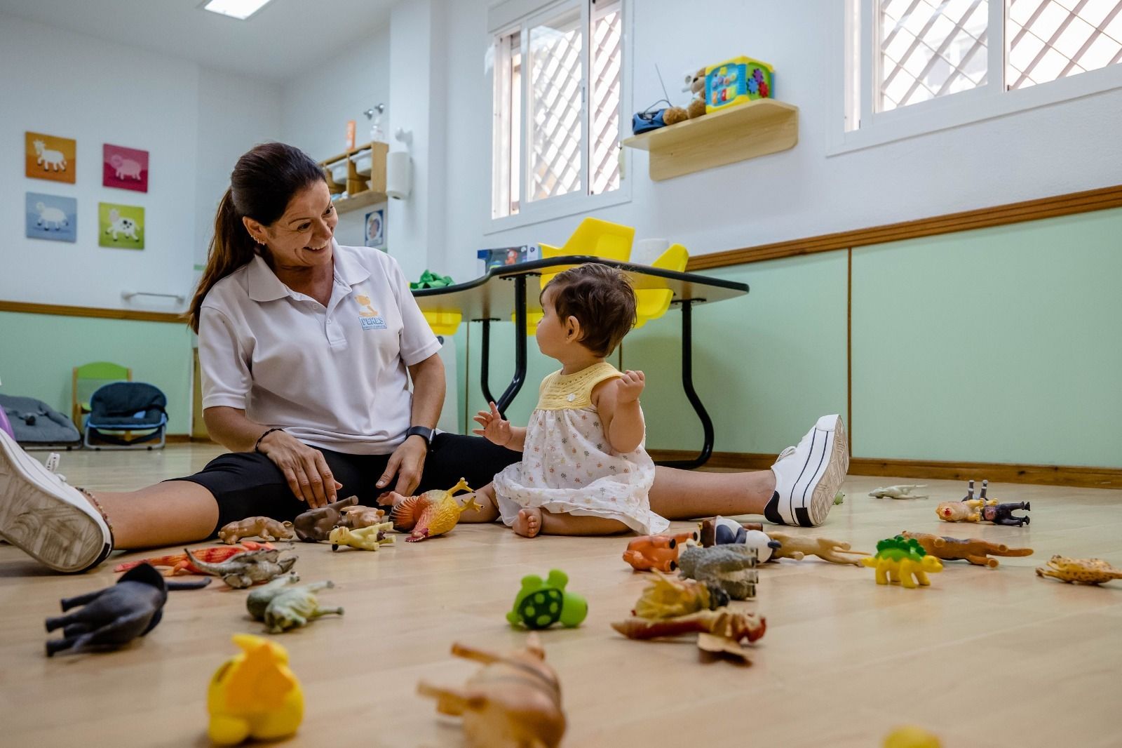 Una monitora junto a una pequeña este jueves en la escuela infantil Pekes de la capital gaditana.