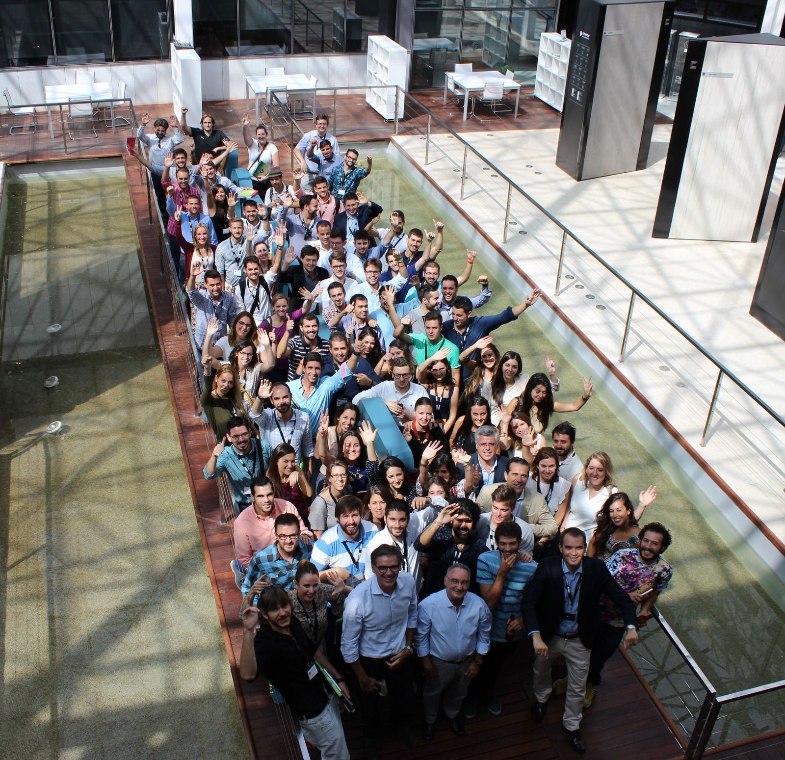 Participantes del seminario 'Líderes del Futuro' en las instalaciones de Cosentino.