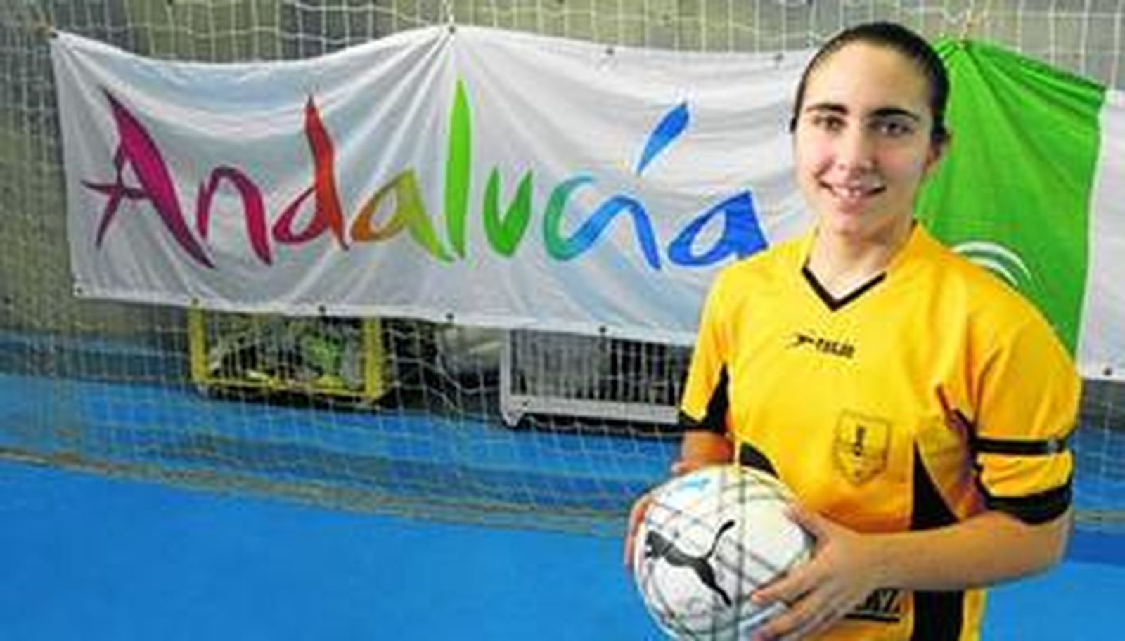 Amelia posa en el Pabellón del Centro Histórico antes de un partido con el Zona Franca de Cádiz.