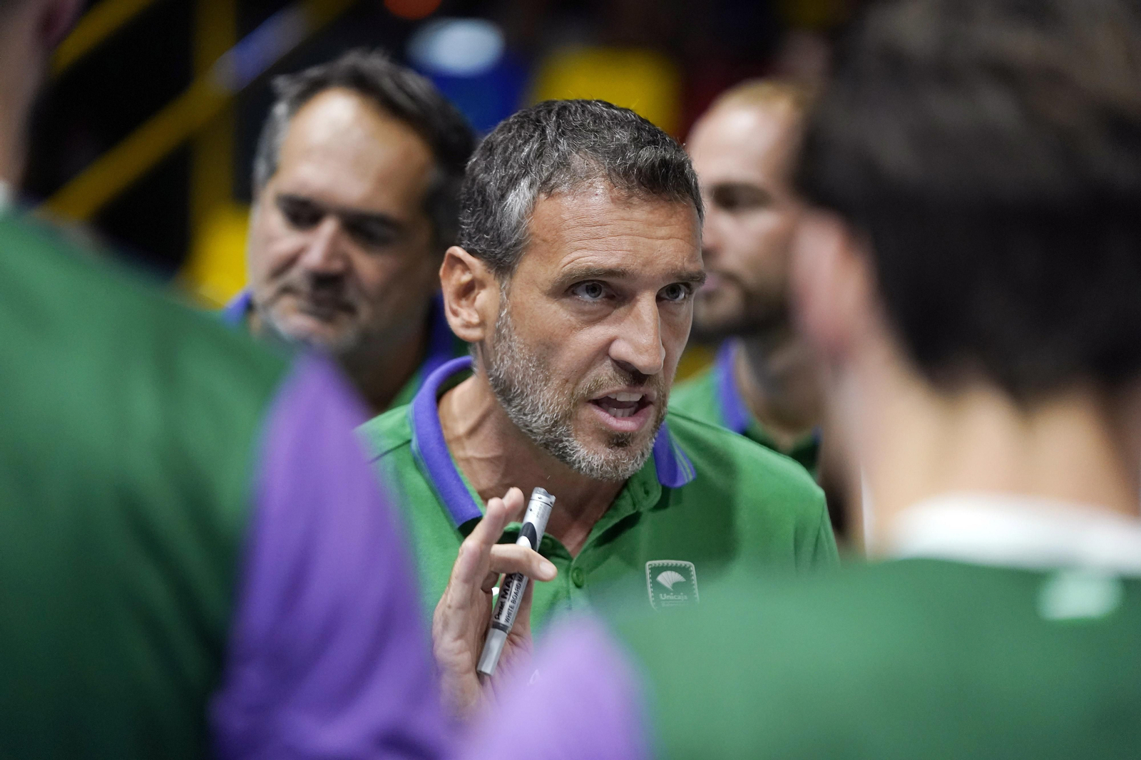 Ibon Navarro durante un tiempo muerto en el encuentro ante el Zalgiris.