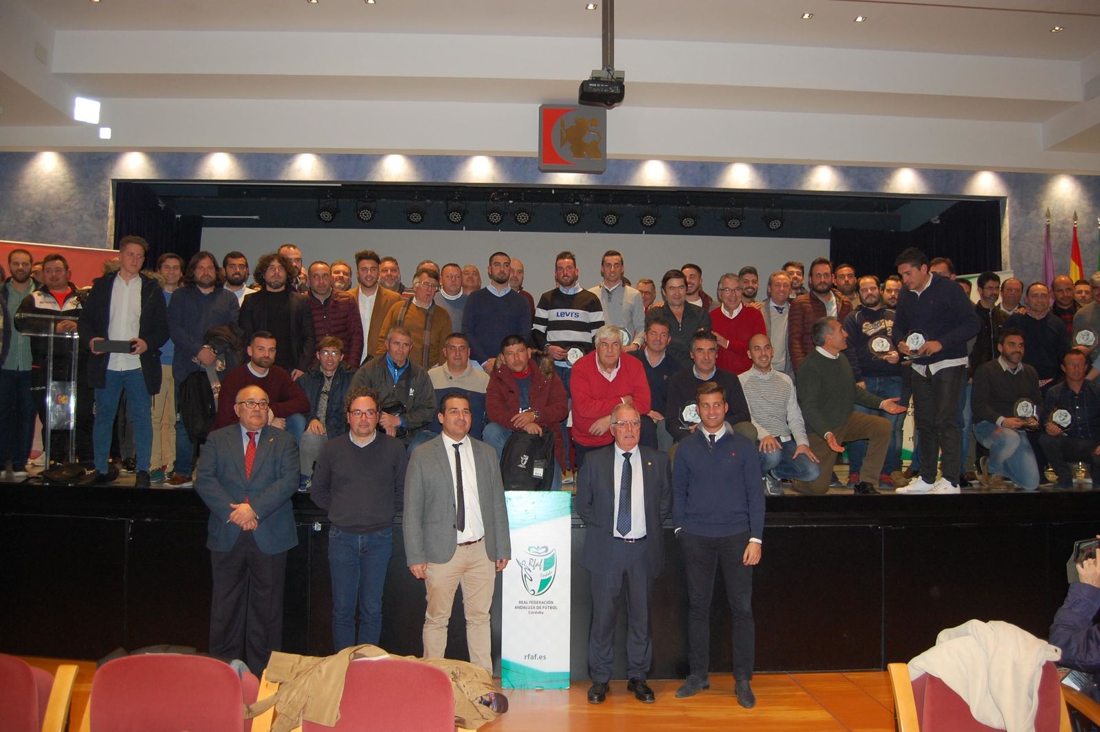 Foto de familia al término del acto, con todos los premiados.