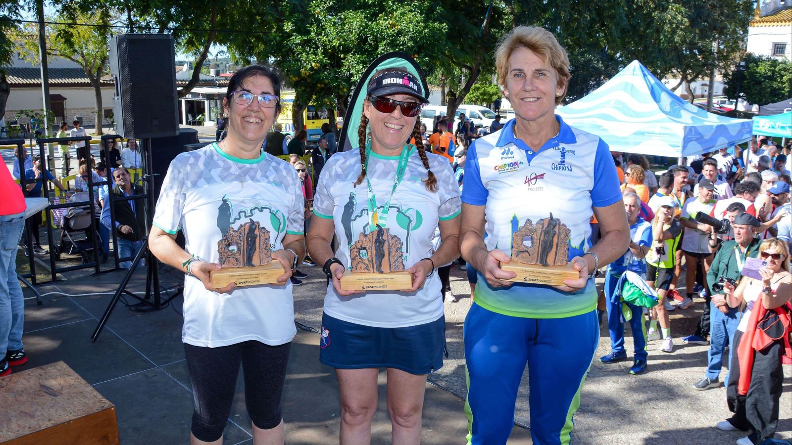 Las ganadoras de la prueba en la categoría veteranas, con sus trofeos.