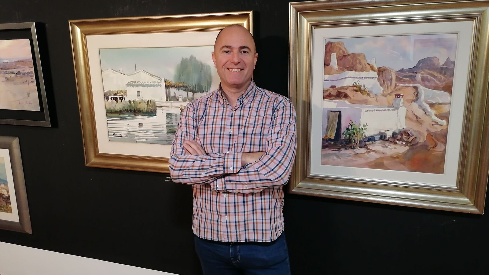 Trino Tortosa, en la foto, junto a su hermano Javier regentan la galería.