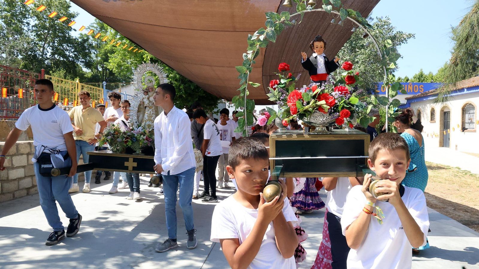 Los niños pequeños portan a un entrañable niño Jesús vestido de corto. Los mayores, a la Virgen. Los niños pequeños portan a un entrañable niño Jesús vestido de corto. Los mayores, a la Virgen.