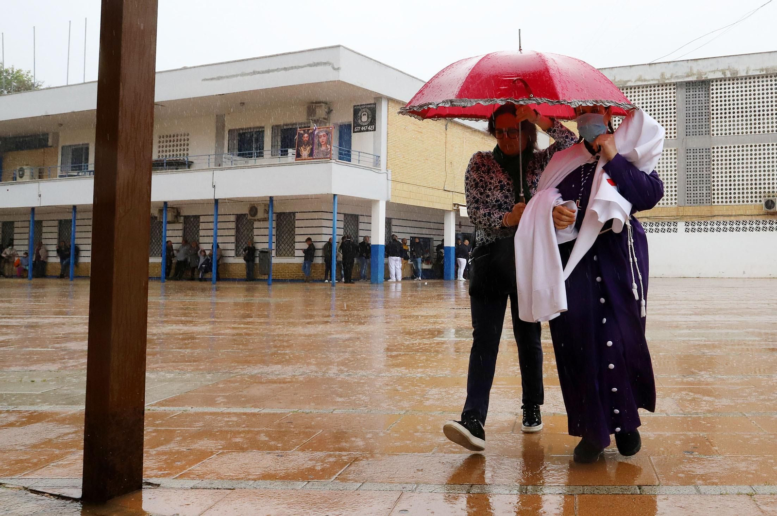 Imágenes de la procesión del Cautivo  bajo la lluvia en Huelva