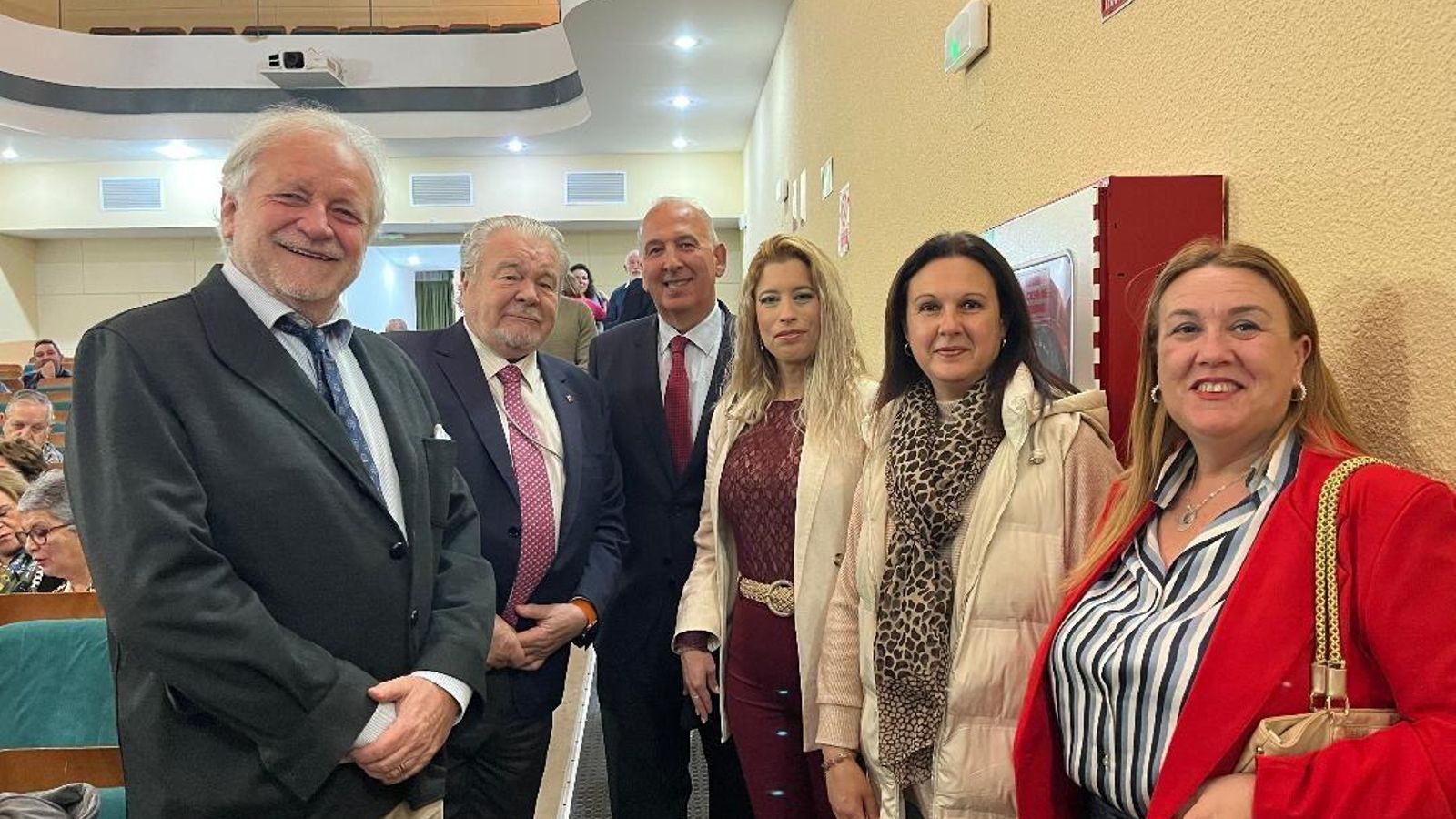 La alcaldesa de Villamartín, Susana Toro, con las concejalas Sonia López García y Carmen García Torre, y Alonso González de Gregorio, Javier Chico de Guzmán y Jesús Núñez.