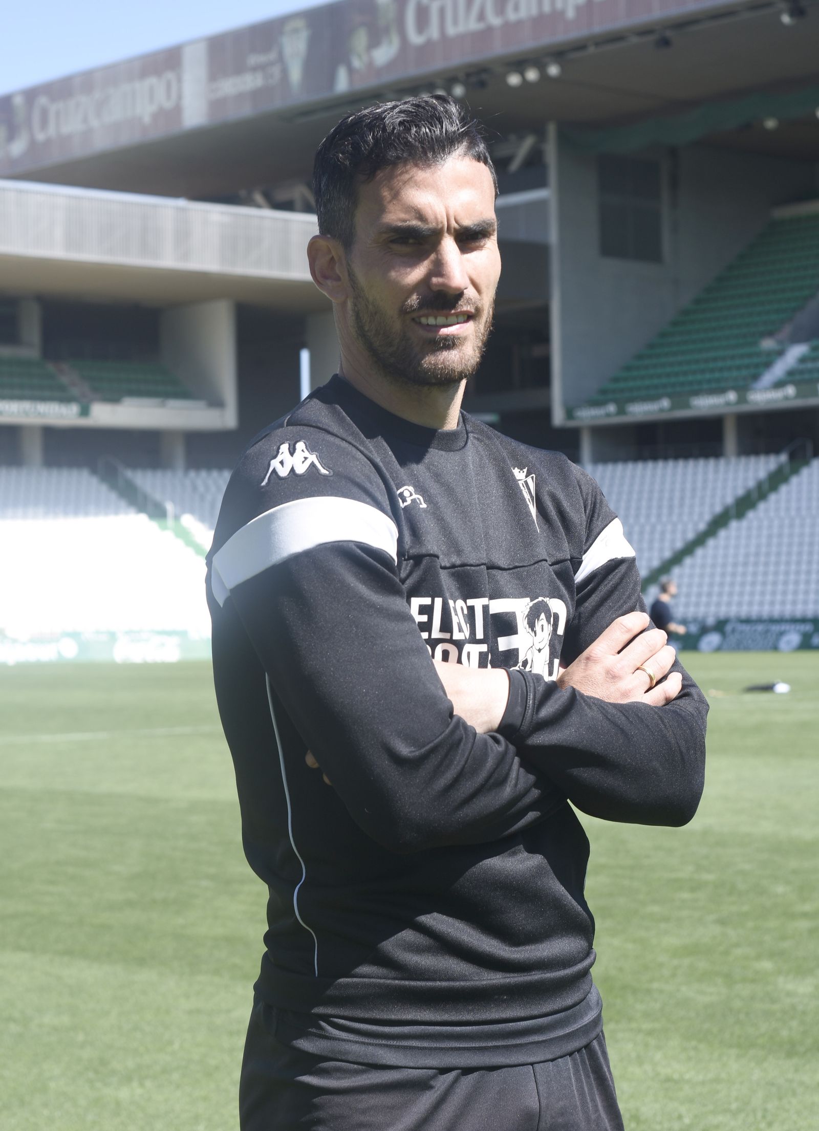 El futbolista onubense posa tras la charla con 'el Día'.