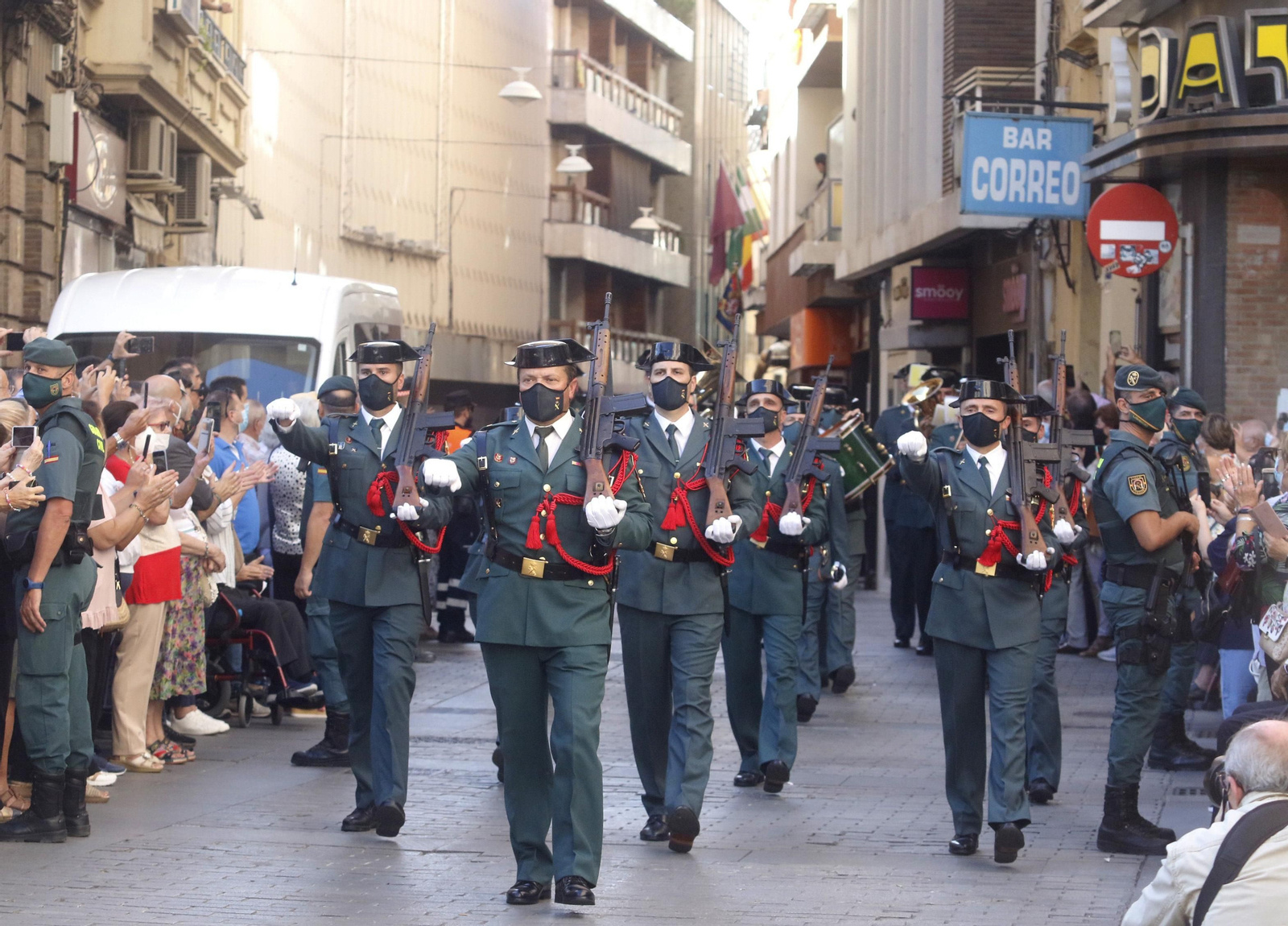 La izada de la bandera de España en las Tendillas, en imágenes.