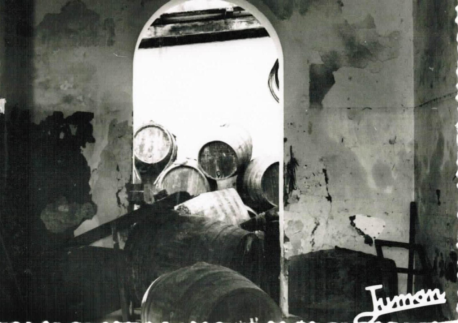 Destrozos en el interior de una bodega.