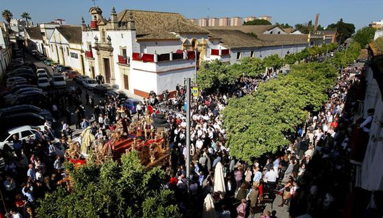 El misterio de La Coronación se encamina hacia el barrio de San Pedro tras salir de la Capilla de los Desamparados.

Foto: miguel ángel gonzález