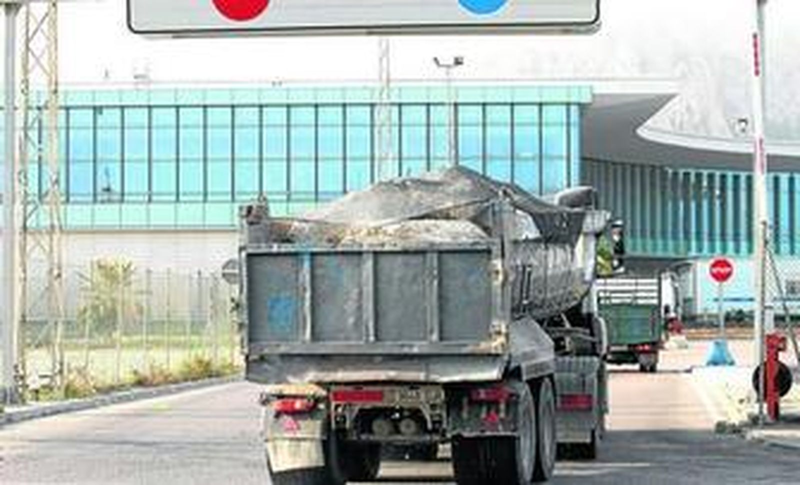 Un camión con piedras entra al Peñón, el pasado miércoles.