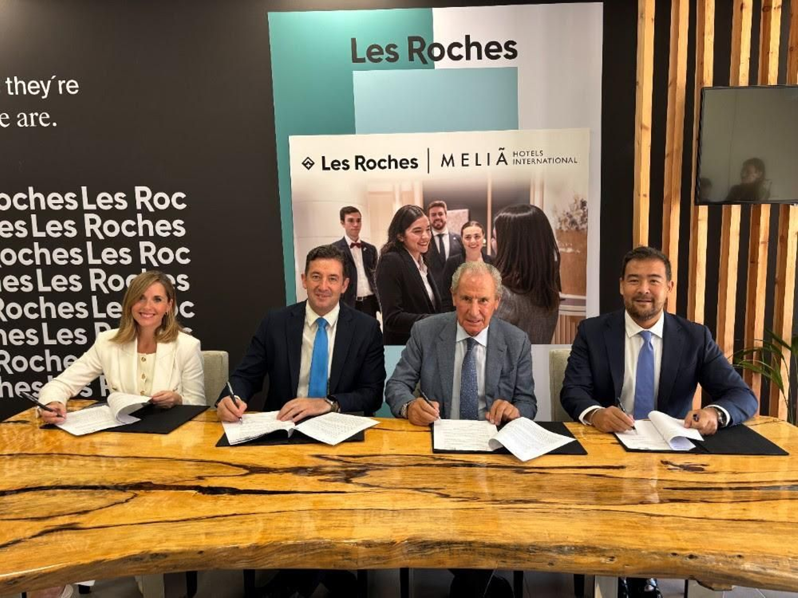 La firma del acuerdo entre Meliá Hotels International y Les Roches.