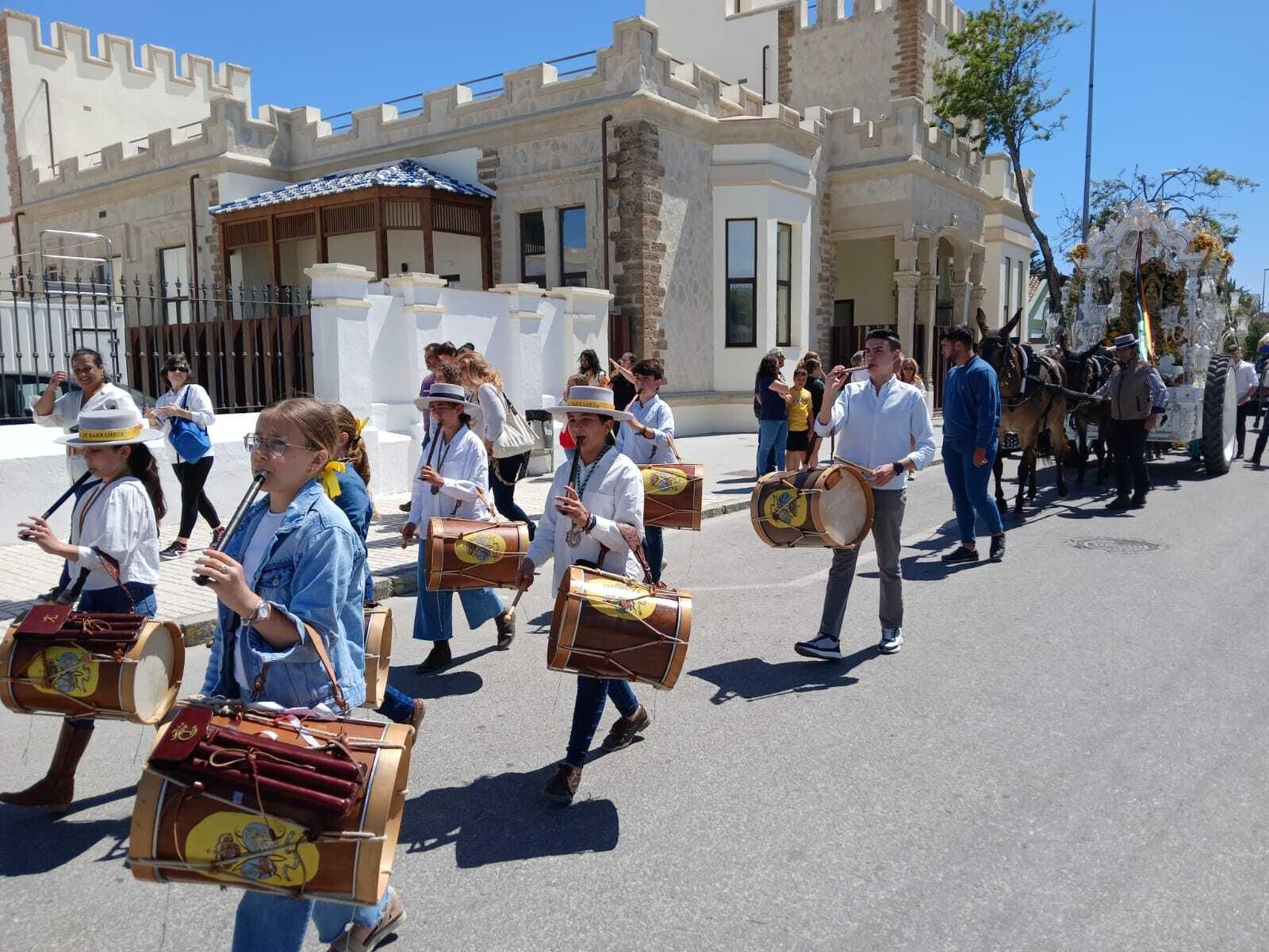 Rocío 2024: Imágenes del Primer día de embarque de romeros en Bajo de Guía en Sanlúcar