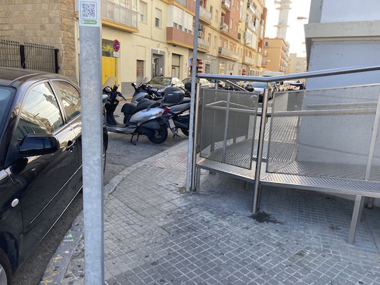 Así son los complicados accesos a los colegios de Cádiz