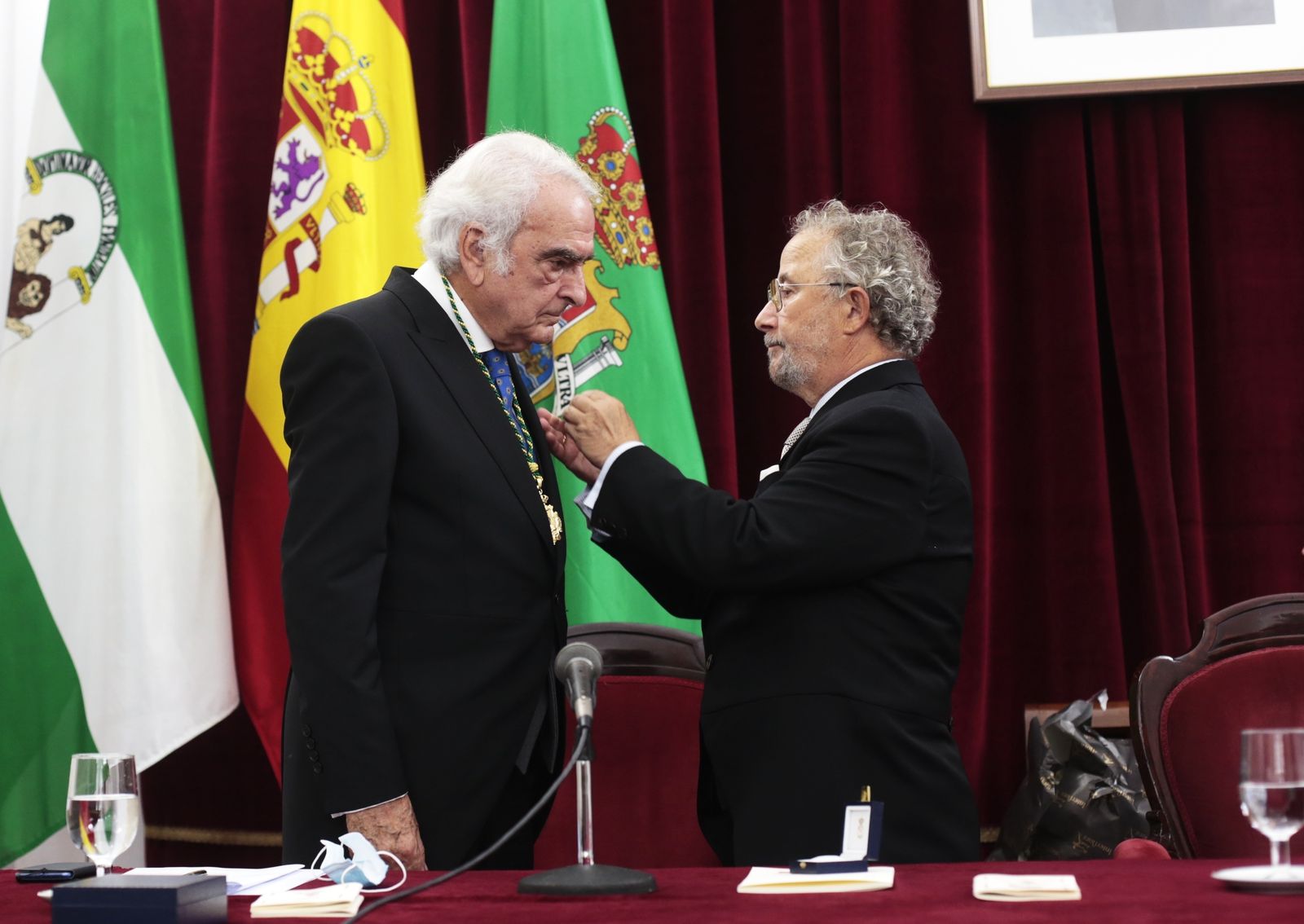 Momento en el que Velázquez-Gaztelu recibe la medalla de la Academia de Bellas Artes de manos de su presidente, José María Esteban.