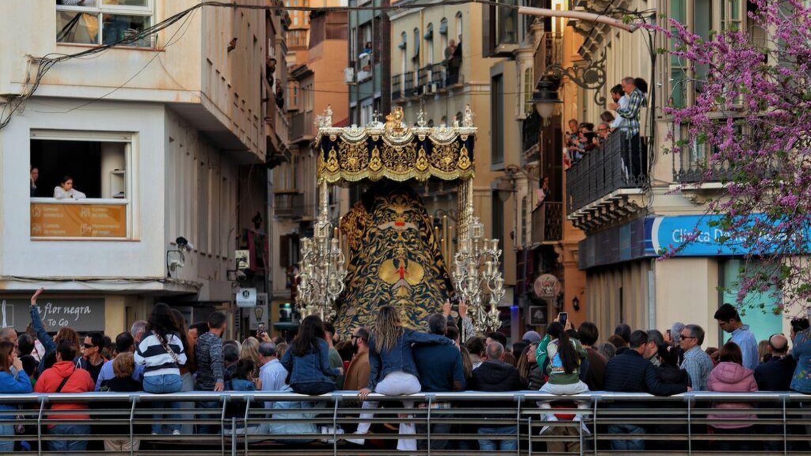 La Virgen del Mayor Dolor entra en la calle Cisneros.