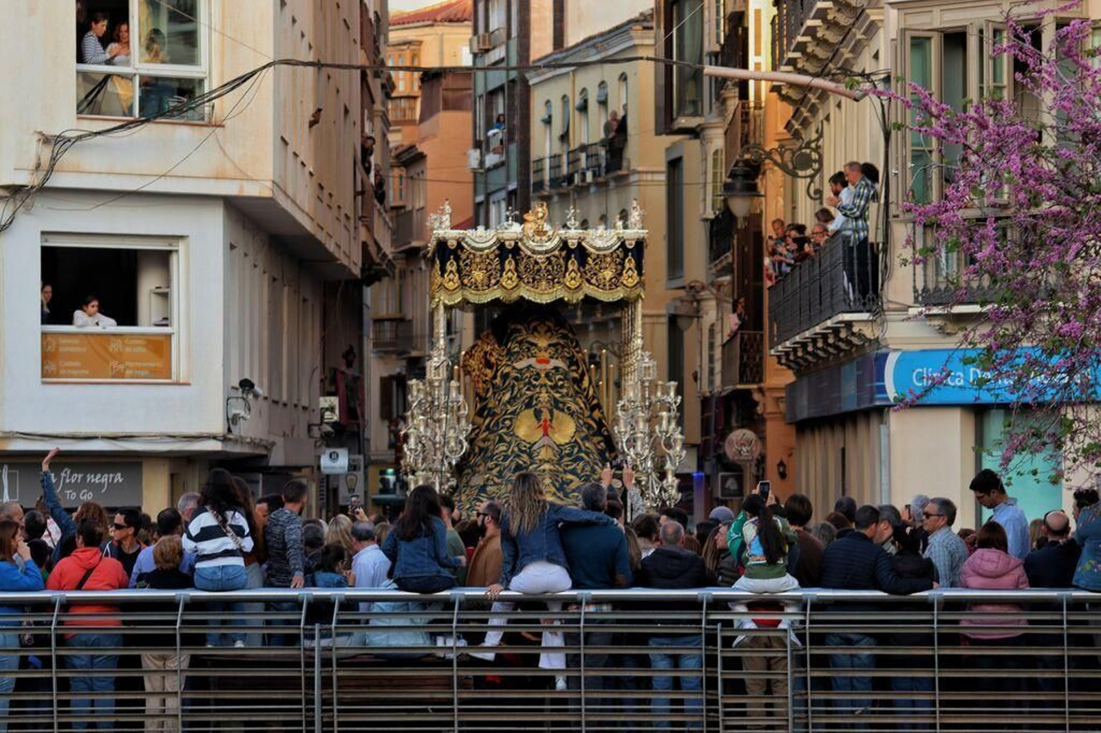 La Virgen del Mayor Dolor entra en la calle Cisneros.