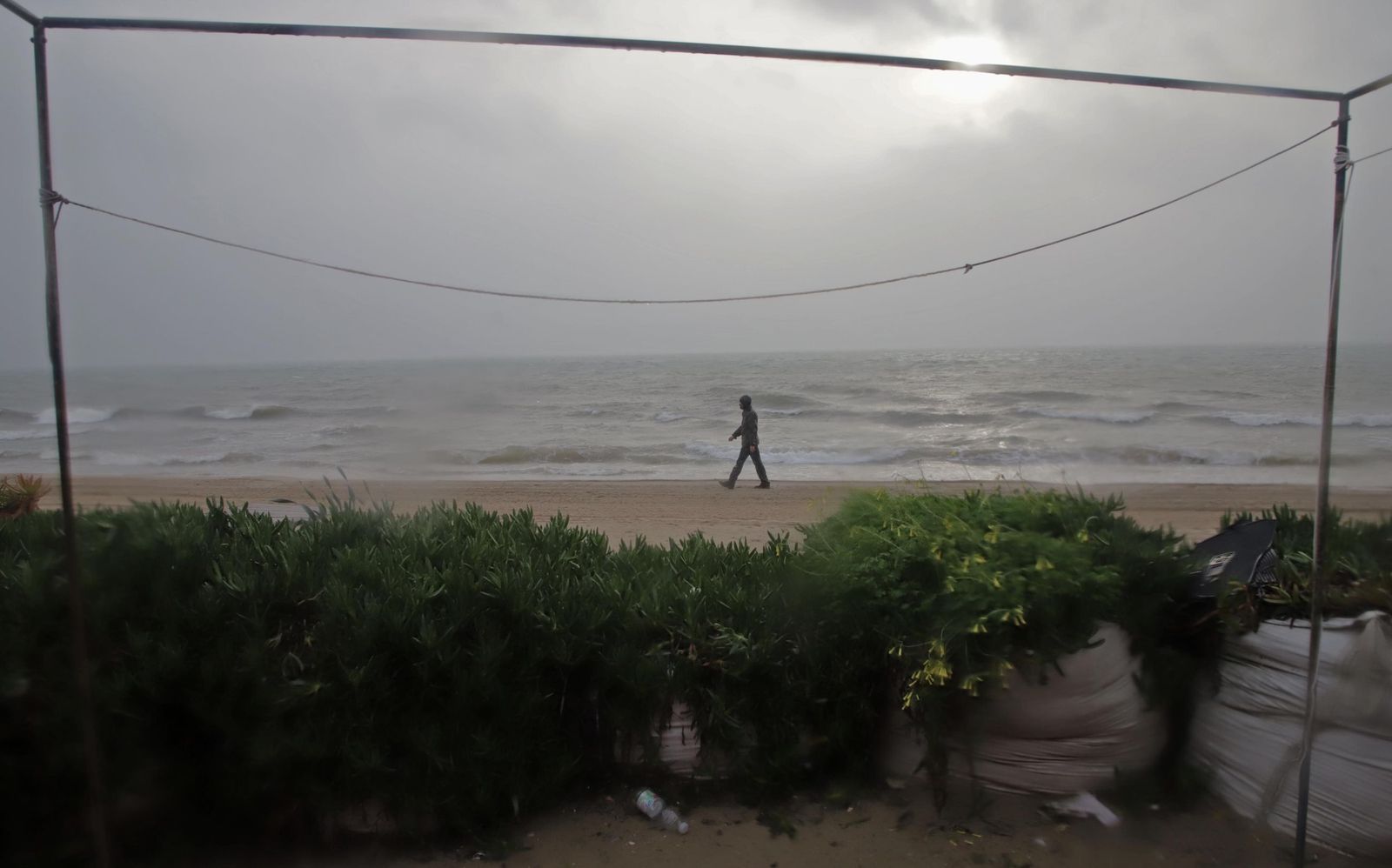 Fotos de la borrasca Joseph: Rachas de 100 km/h cierran el Estrecho y colapsan el Puerto de Algeciras