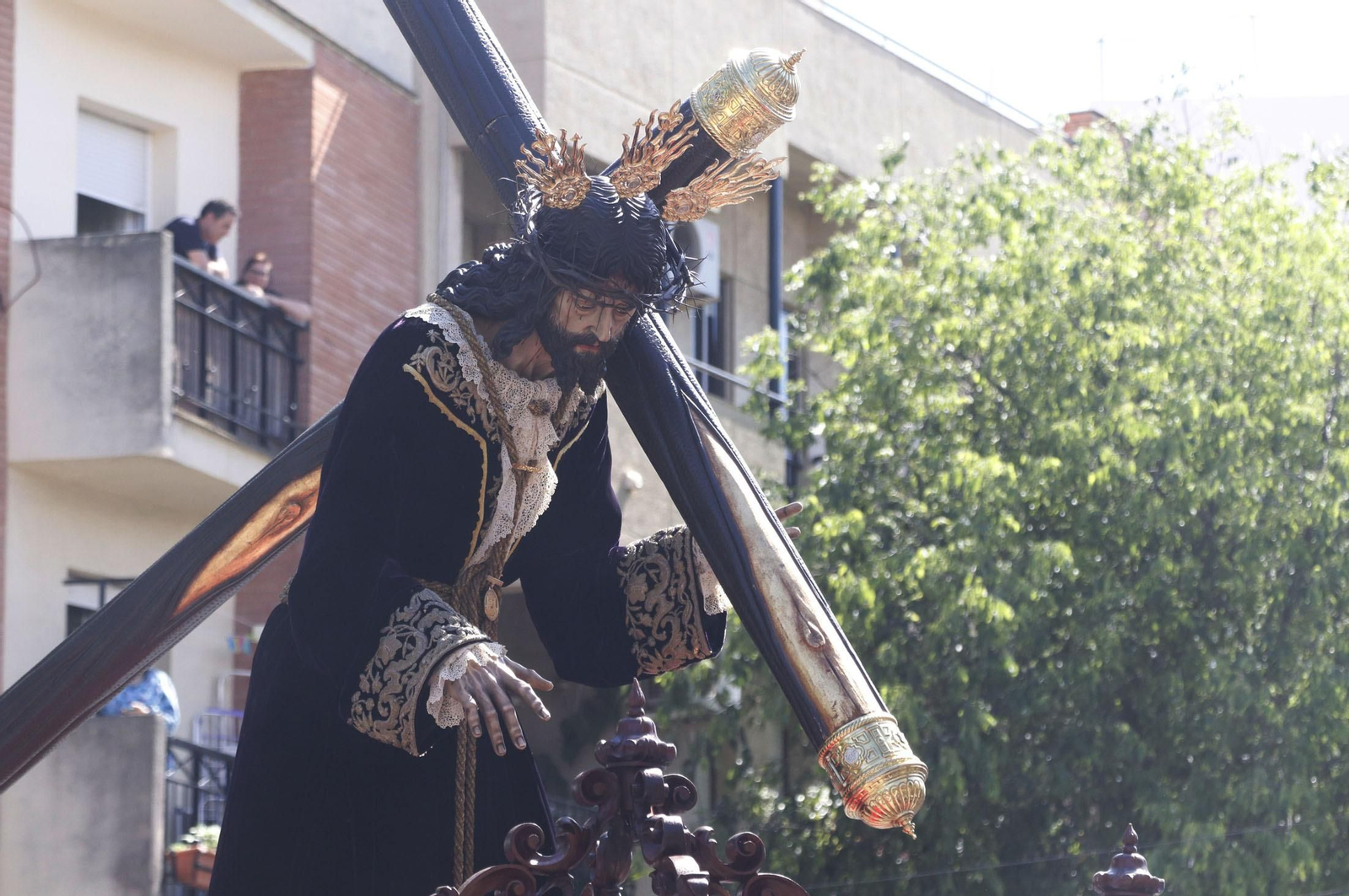 Imágenes del recorrido de la Hermandad de la Redención por las calles de Huelva