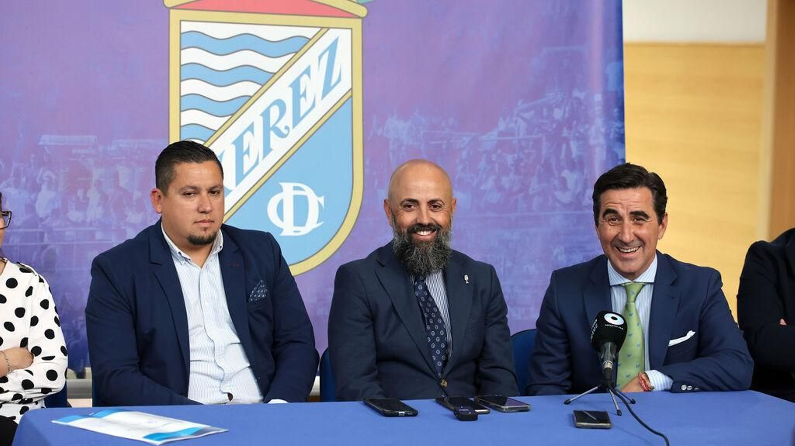 José Cepero, sonriente, junto a Juan Luis Gil y Jorge Garrido.