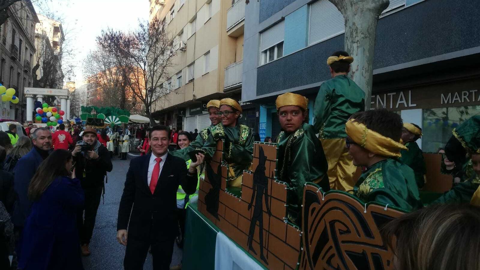 Luis Salvador, junto a la carroza de Granada Hoy.