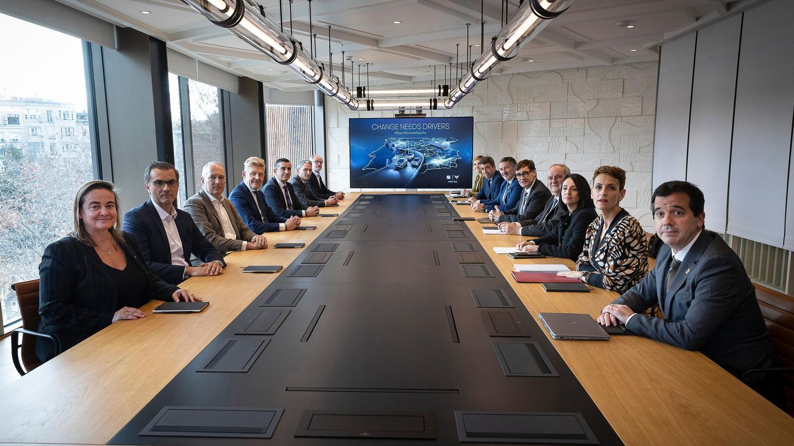 La firma del acuerdo propició un encuentro entre los representantes de las diferentes administraciones implicadas con la representación del grupo Volkswagen en España liderada por Wayne Griffiths.