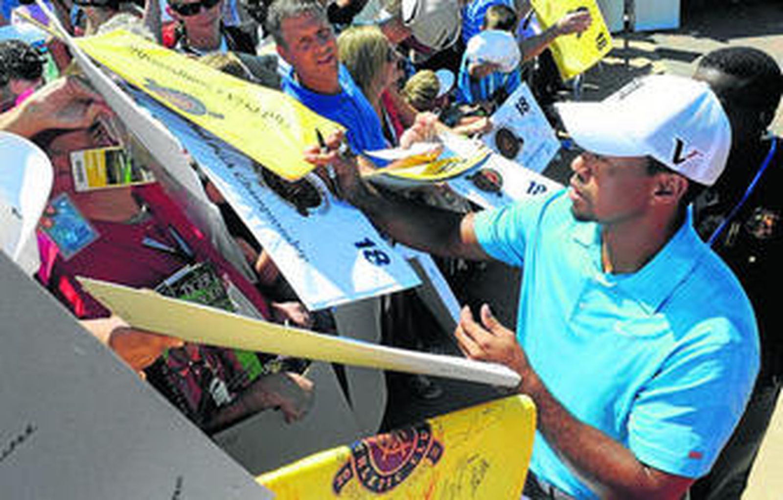 Woods firma autógrafos después de su entrenamiento para el Grand Slam.