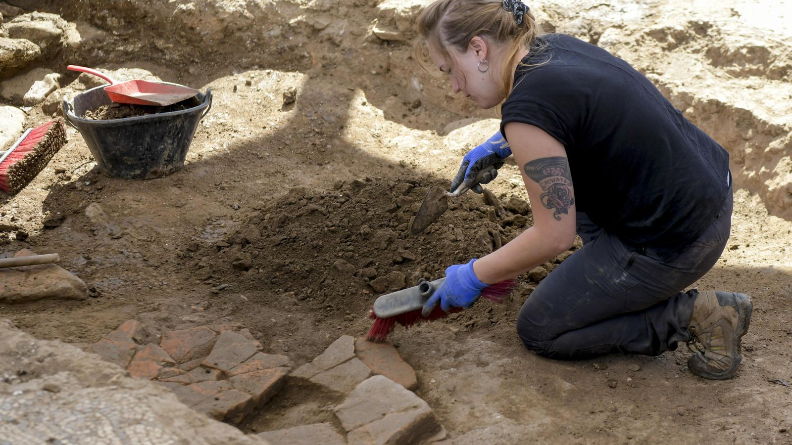 Zona de la estancia principal, oecus, donde se han encontrado tejas. El techo cayó y cubrió los mosaicos.
