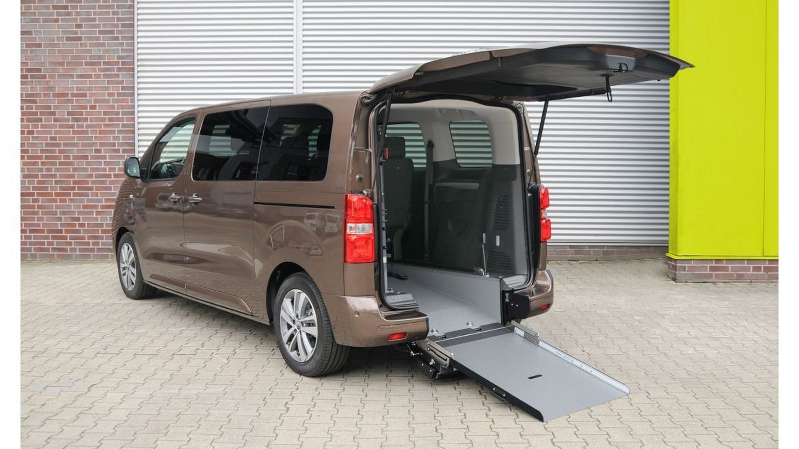 La situación de la batería bajo el piso no impide la adaptación para diferentes uso, como ésta para facilitar el acceso con silla de ruedas.