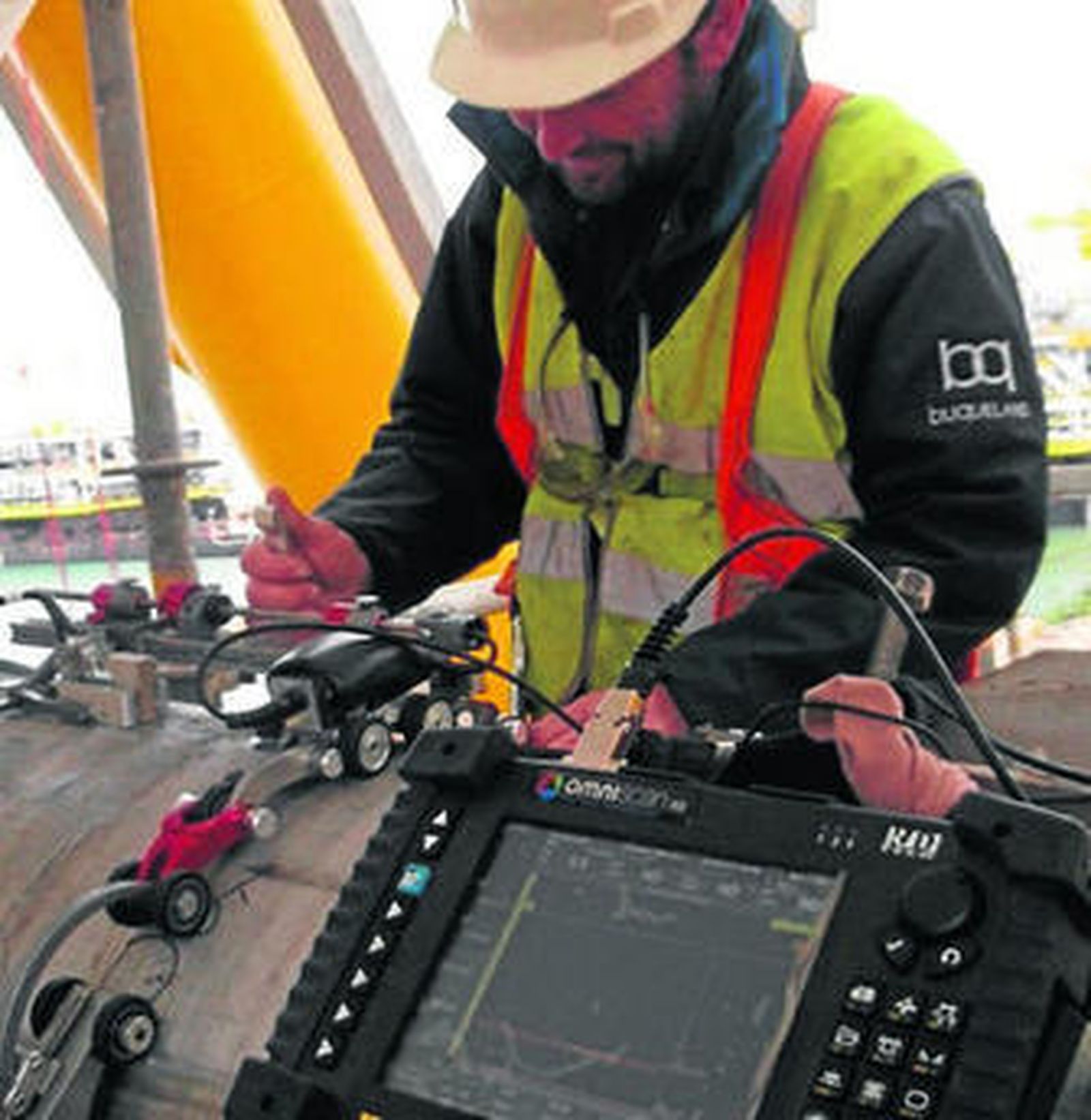 Un operario de Buqueland, en plena faena.