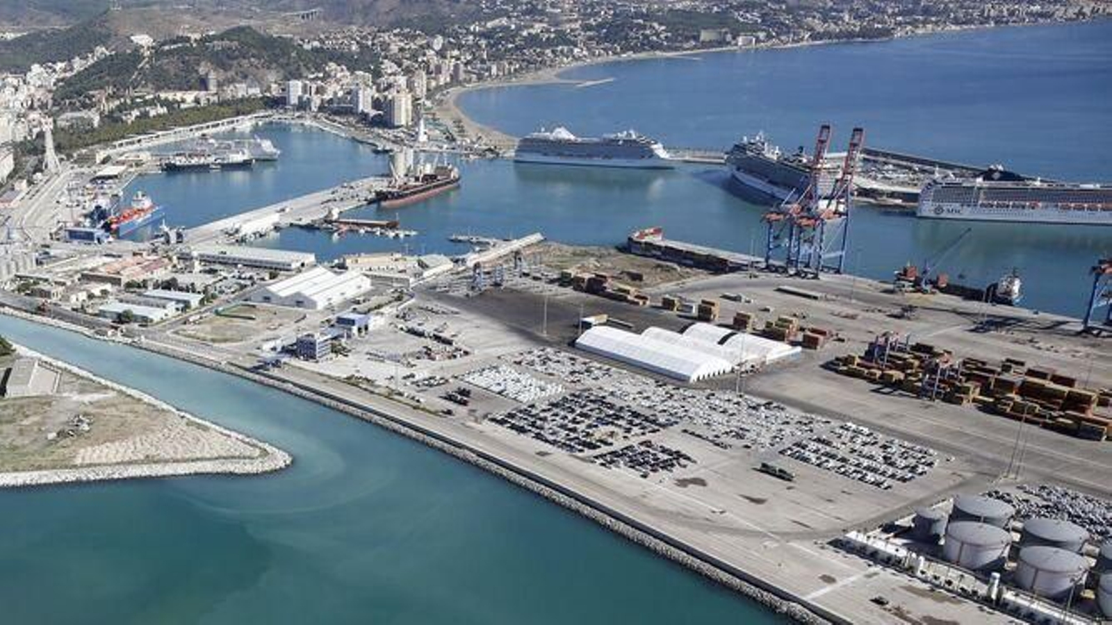 Puerto de Málaga visto desde el aire.