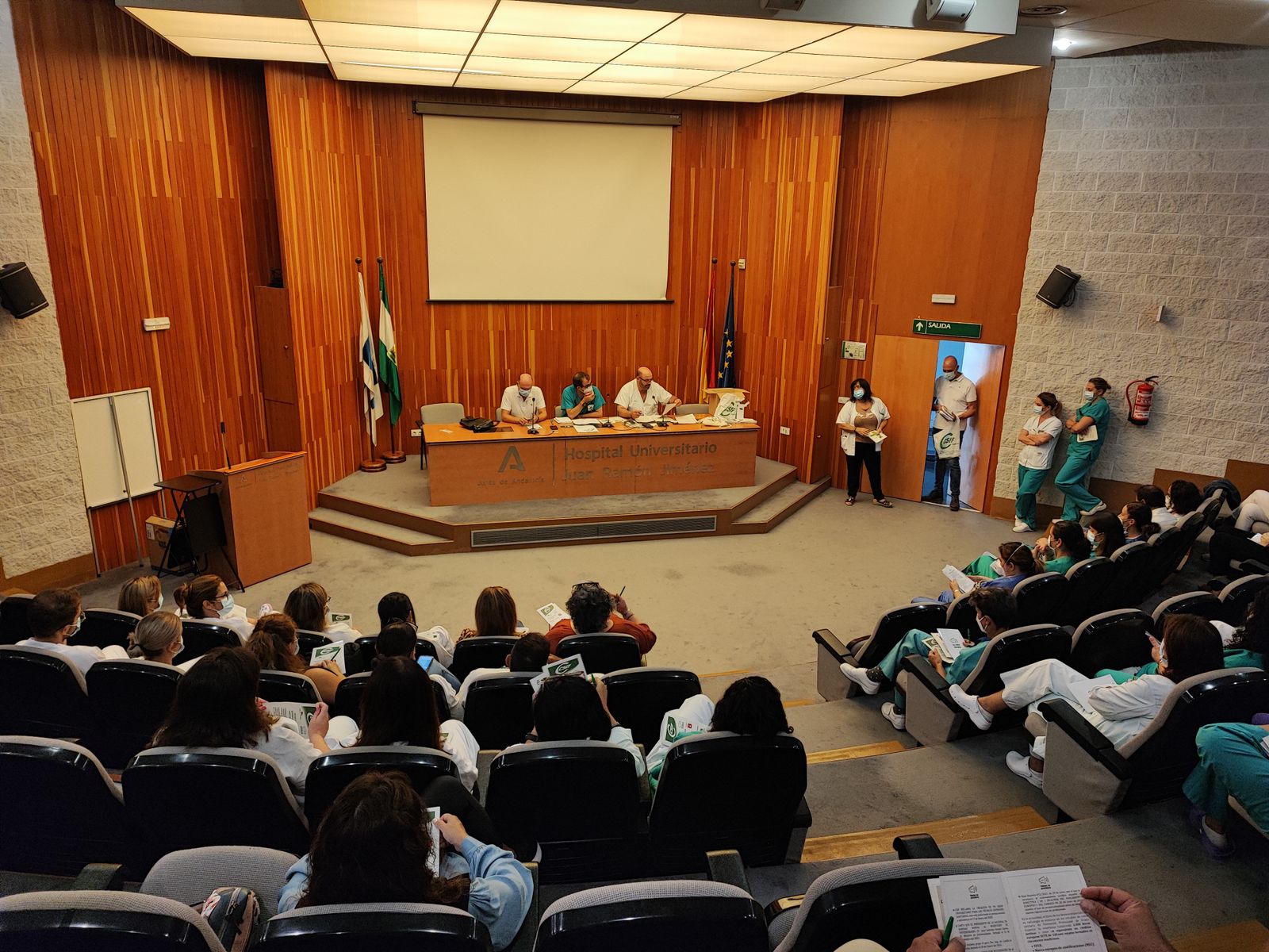 Un momento de la asamblea llevada a cabo en el Juan Ramón Jiménez.