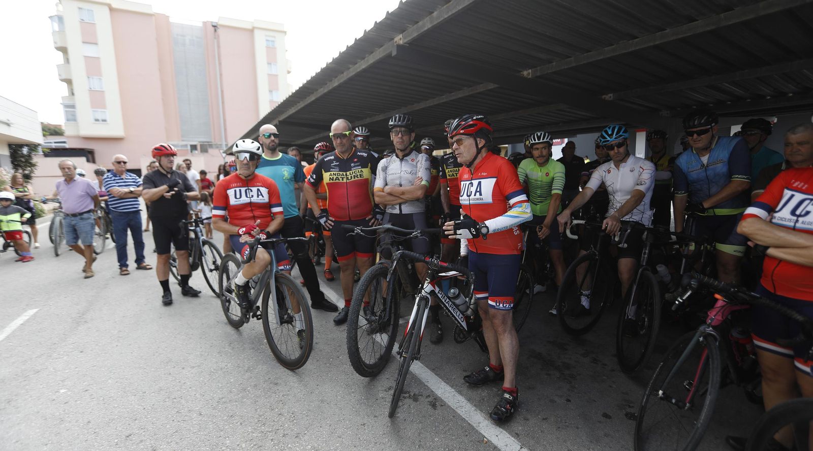 Las imágenes de la concentración en memoria del ciclista atropellado en Algeciras