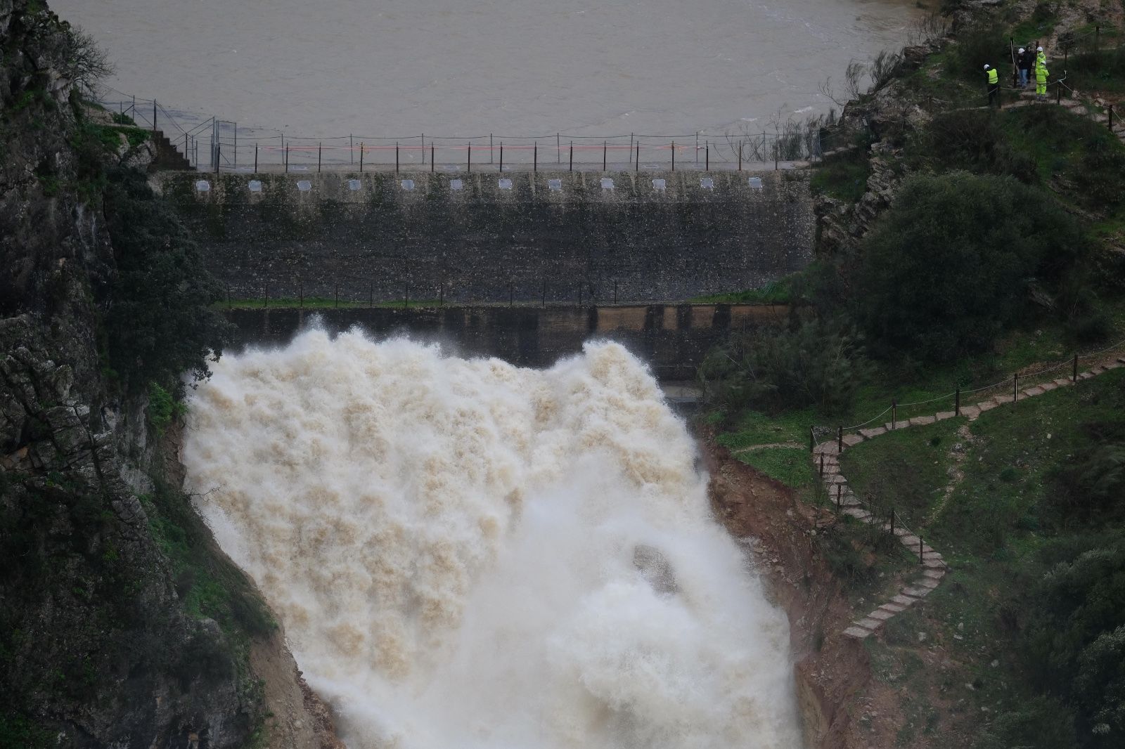 La presa de Montejaque desaguando tras alcanzar el límite de su capacidad, en imágenes