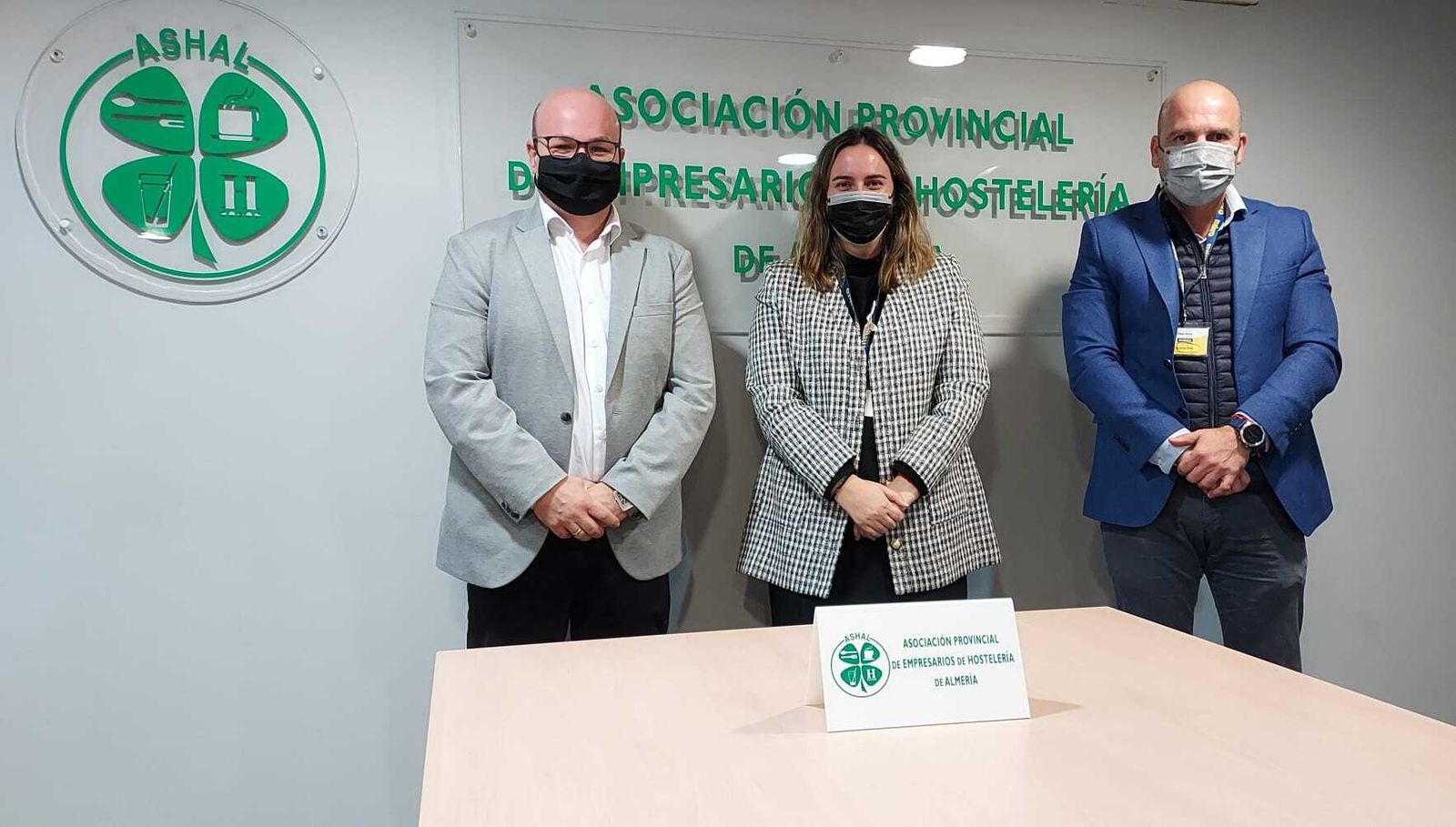 Firma del acuerdo entre Ashal y Makro.