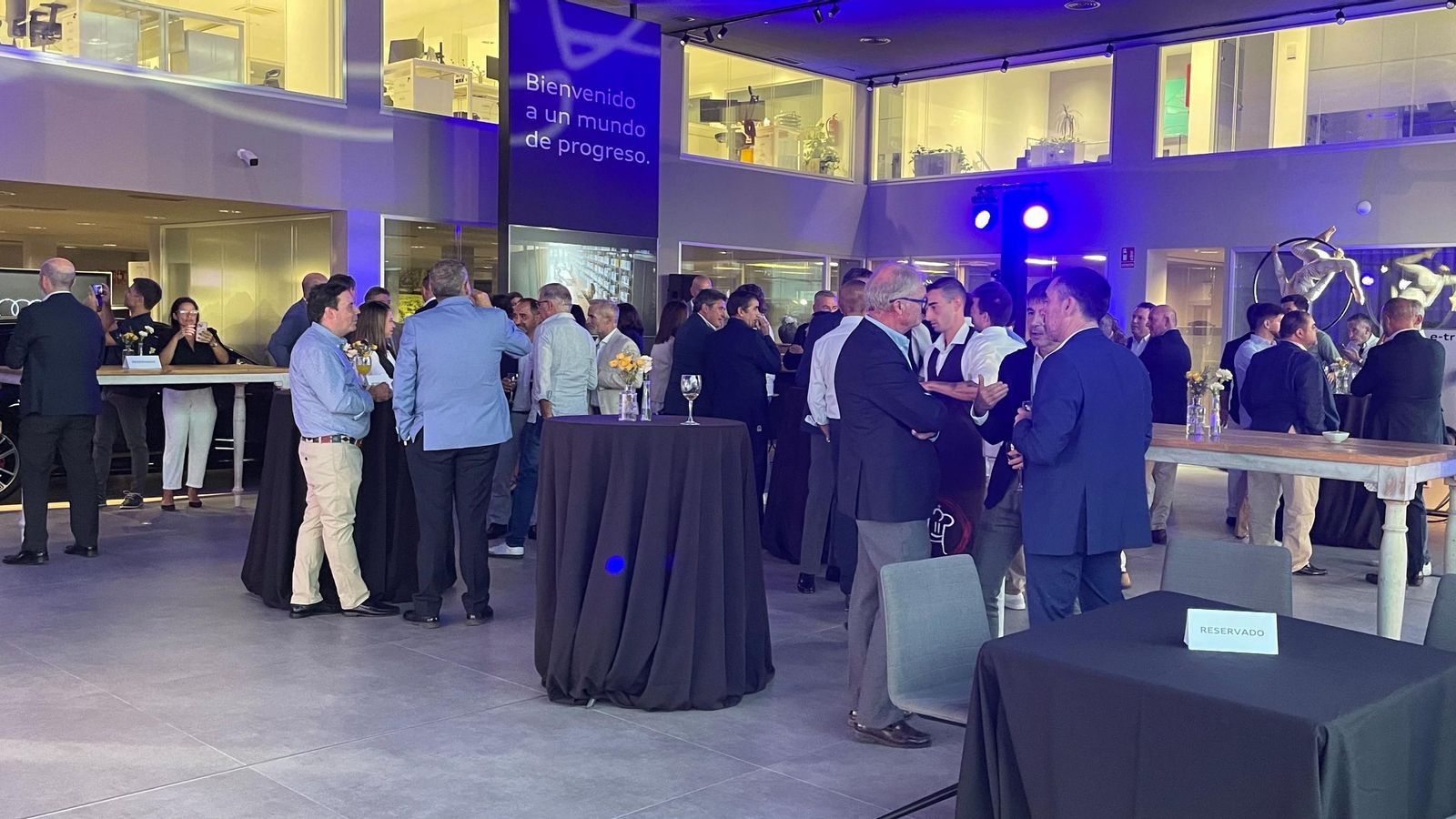 Por unas horas, la zona de exposición del nuevo concesionario de convirtió en zona de celebración para miembros de Avisa y clientes.