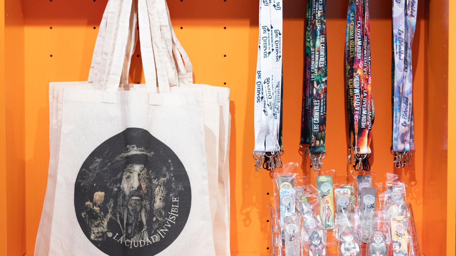 Merchandising de la comparsa de Antonio Martínez Ares, único punto de venta física, al igual que de 'Las ratas' de Jesús Bienvenido.