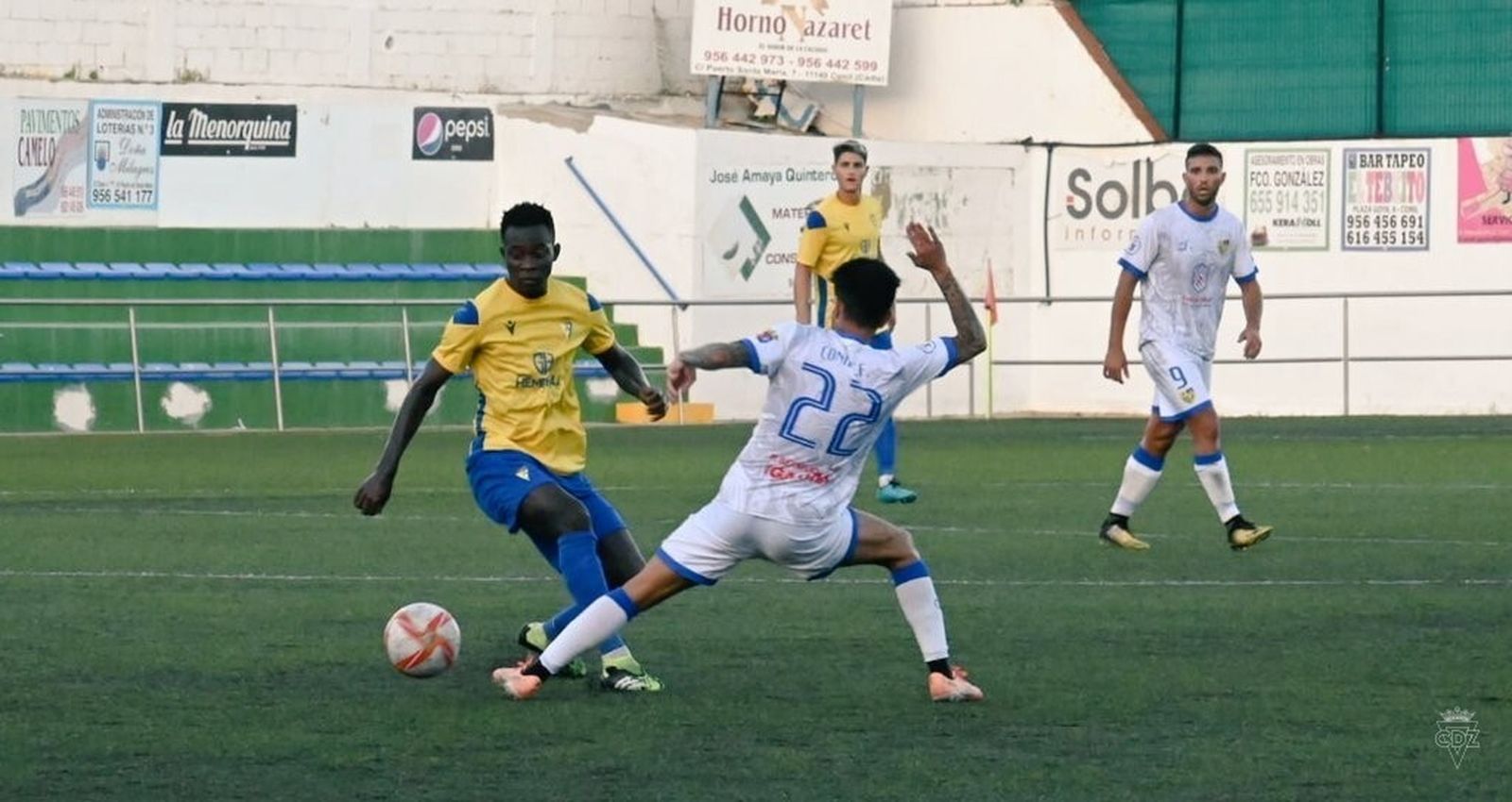 Una acción del partido Conil-Cádiz B.