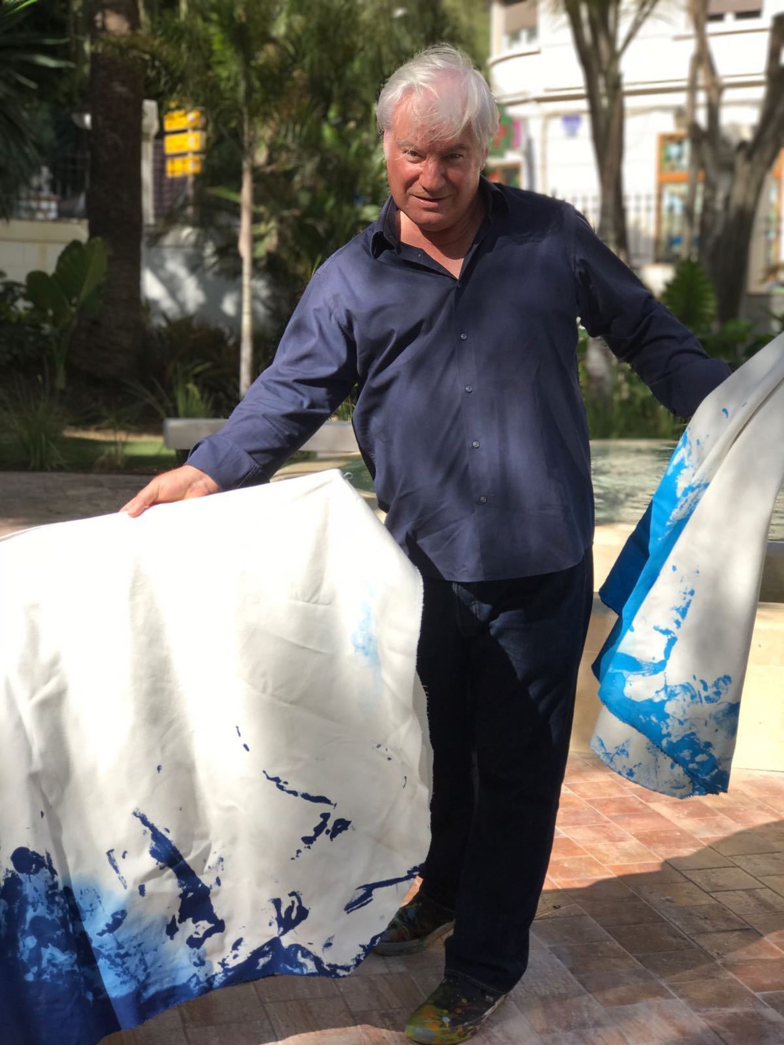 Loren citando con las muletas usadas para crear la Picassiana de este año.